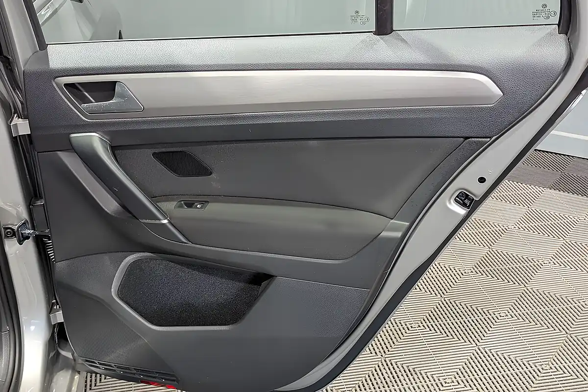 Used 2015 Volkswagen Golf Sv Bluemotion Tech Se Silver - Interior and Exterior details 16