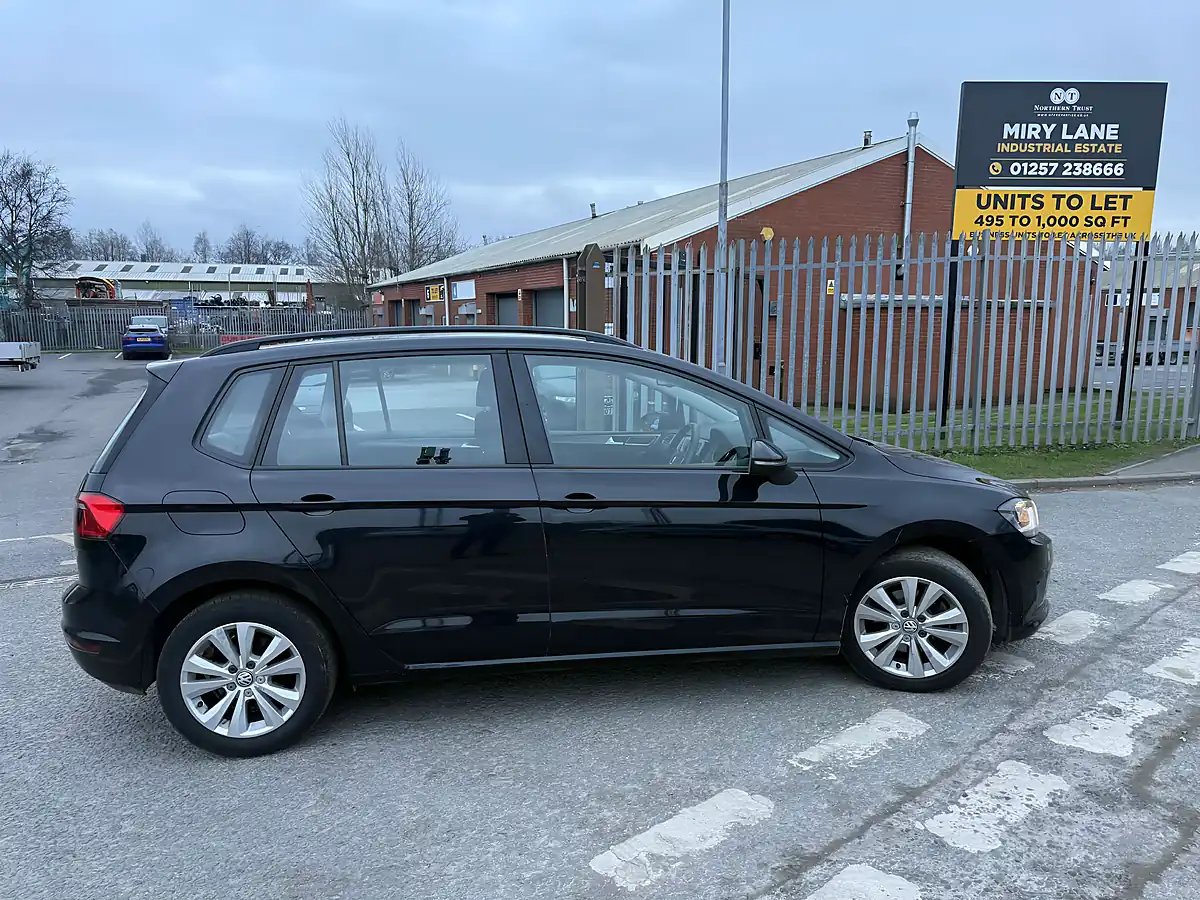 Used 2015 Volkswagen Golf Sv Se - Interior and Exterior details 3