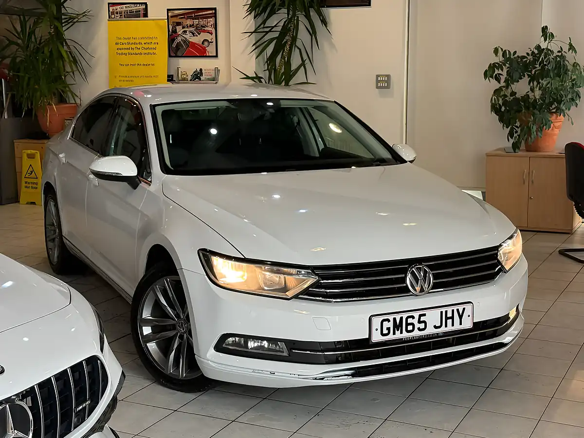 Used 2015 Volkswagen Passat Bluemotion Tech GT White - Front View