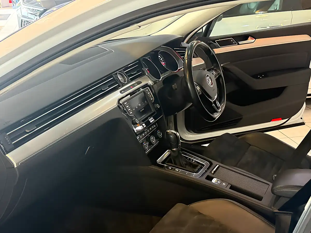 Used 2015 Volkswagen Passat Bluemotion Tech GT White - Interior and Exterior details 16