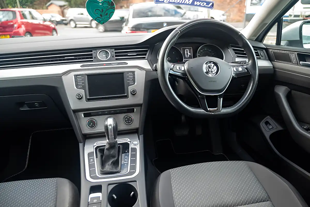 Used 2015 Volkswagen Passat Bluemotion Tech S Reflex Silver - Interior and Exterior details 16