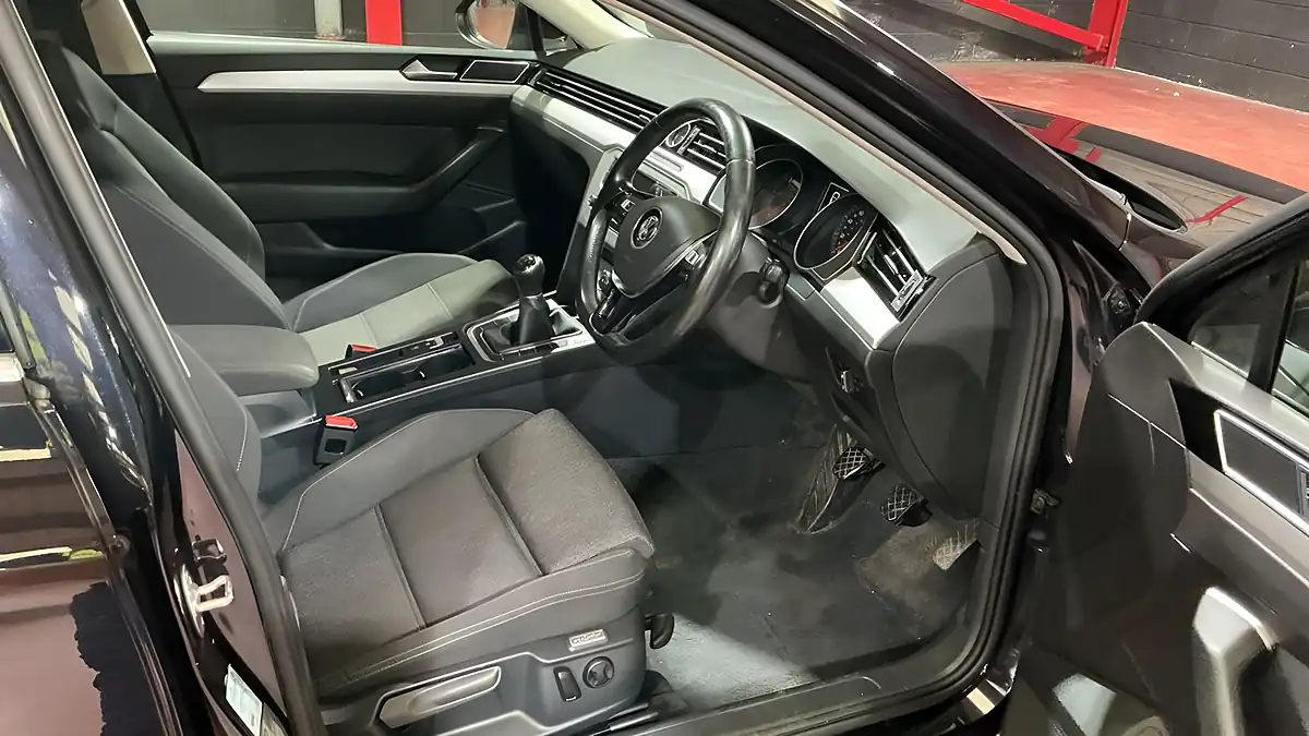 Used 2015 Volkswagen Passat Bluemotion Tech Se Black - Interior and Exterior details 8