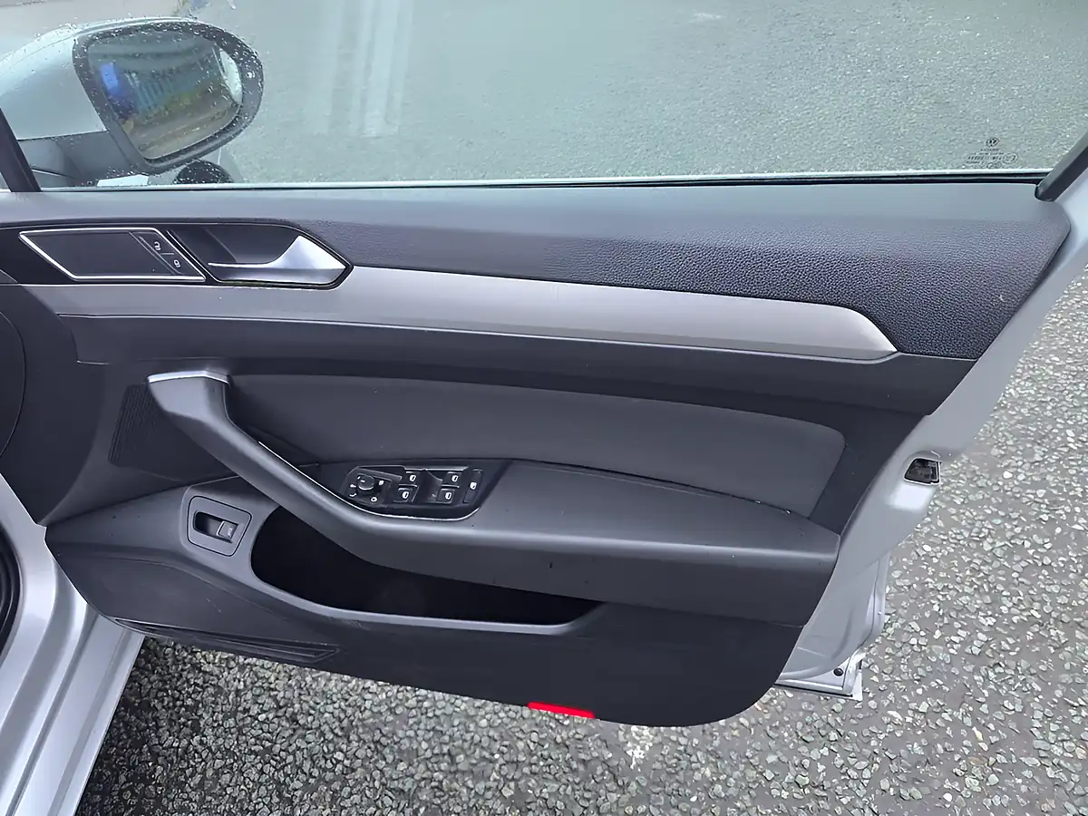 Used 2015 Volkswagen Passat Se Business Silver - Interior and Exterior details 10