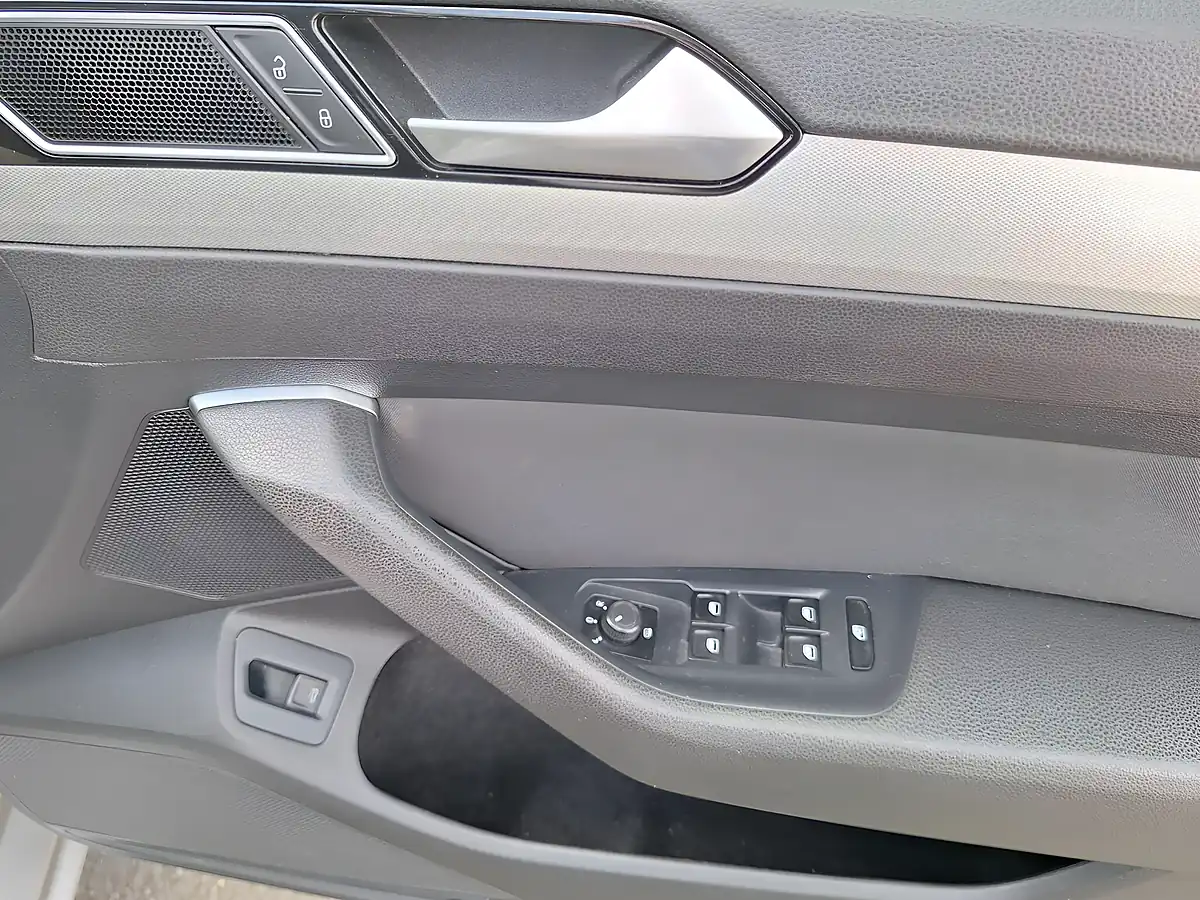 Used 2015 Volkswagen Passat Se Silver - Interior and Exterior details 15