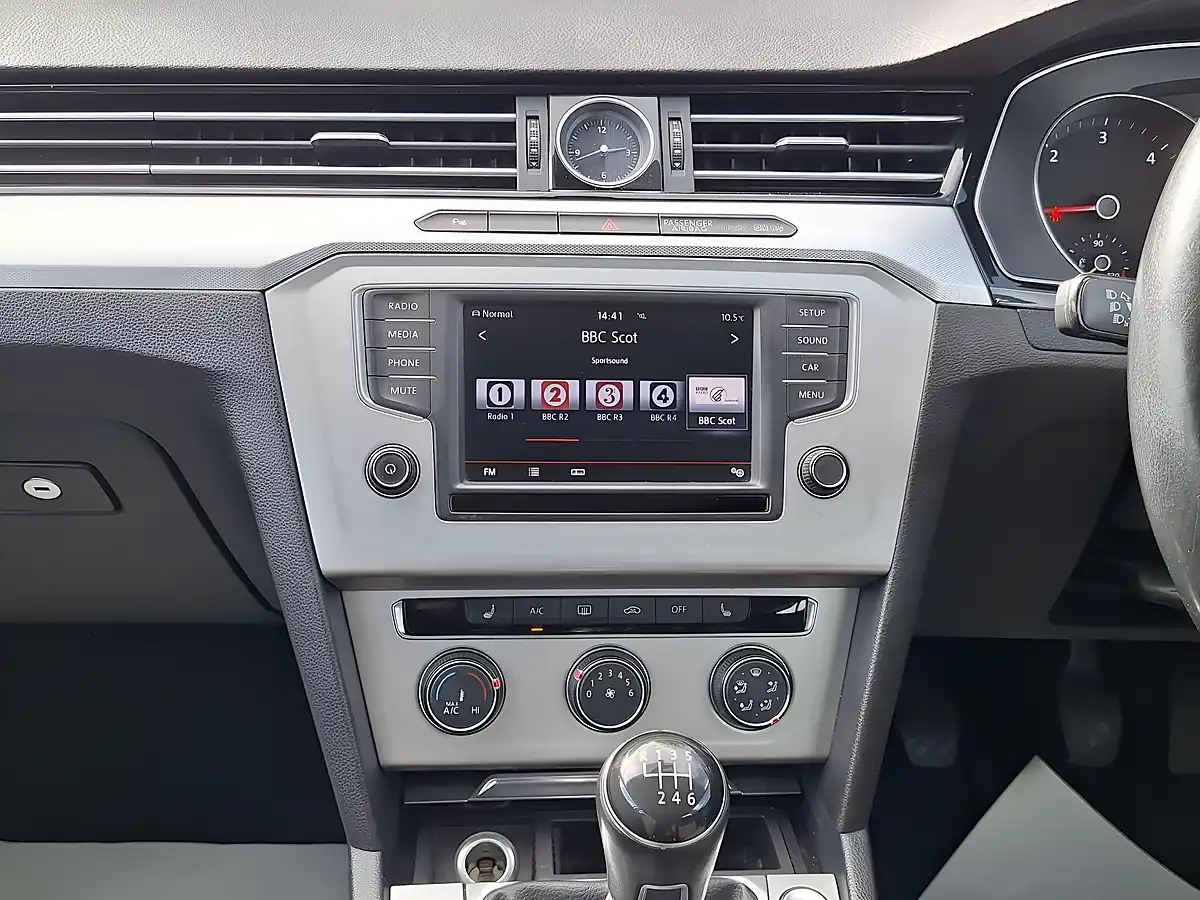 Used 2015 Volkswagen Passat Se Silver - Interior and Exterior details 17