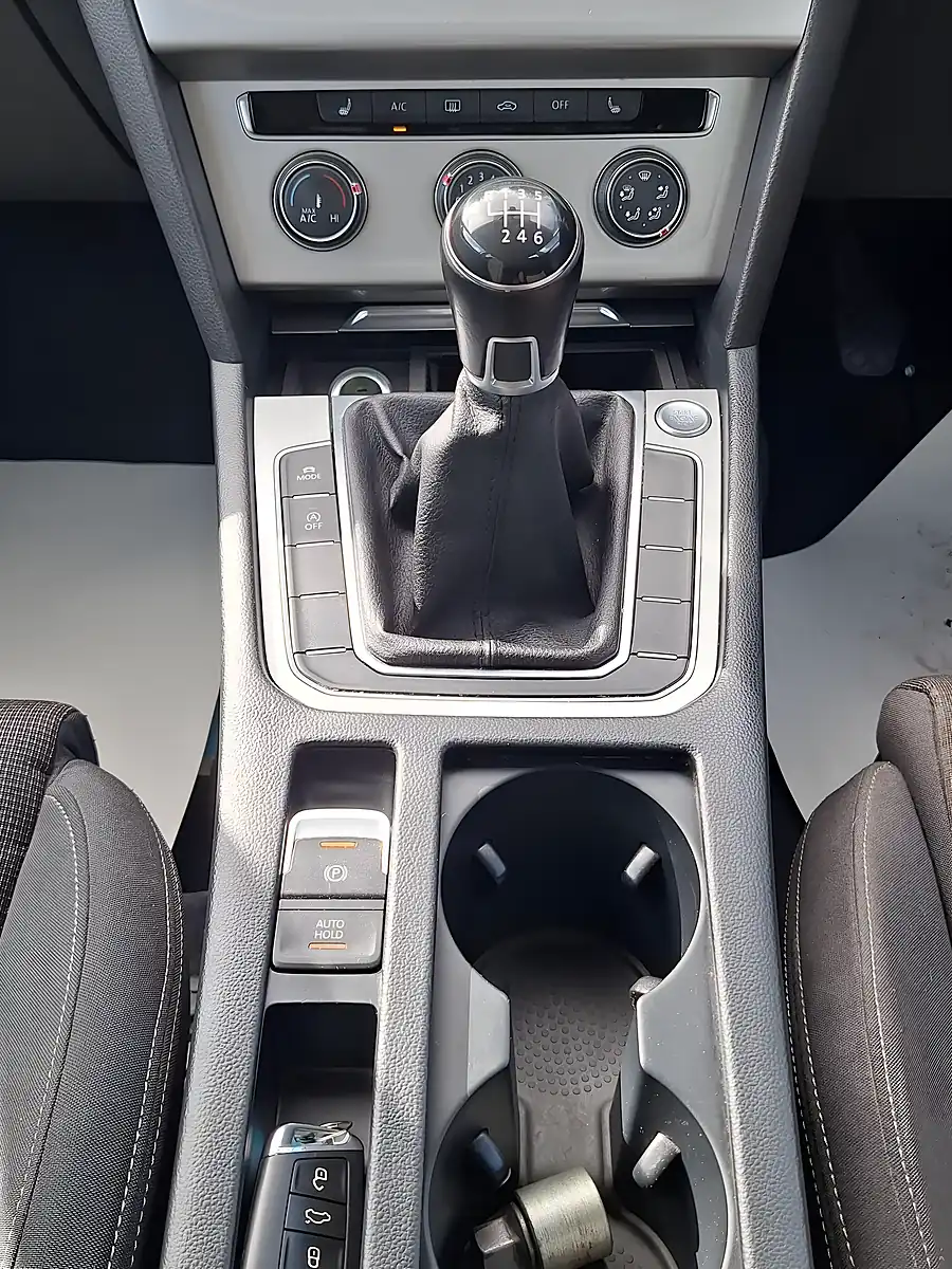 Used 2015 Volkswagen Passat Se Silver - Interior and Exterior details 9