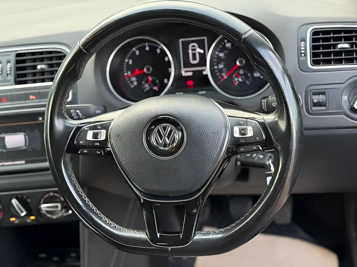 Used 2015 Volkswagen Polo Bluemotion Tech Se Black - Interior and Exterior details 17