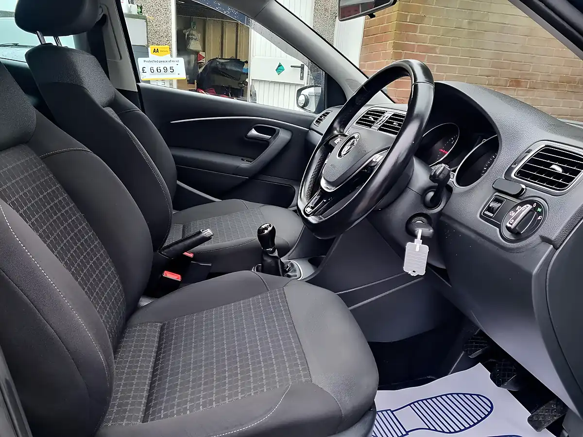 Used 2015 Volkswagen Polo Bluemotion Tech Se Blue - Interior and Exterior details 10