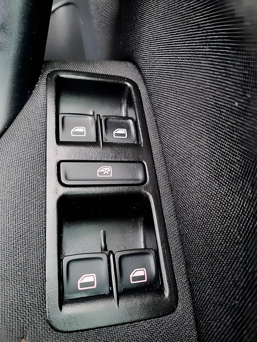 Used 2015 Volkswagen Polo Bluemotion Tech Se Blue - Interior and Exterior details 13