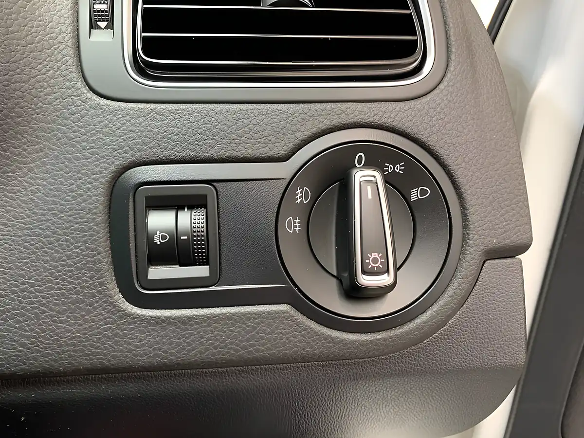 Used 2015 Volkswagen Polo Bluemotion Tech Se Silver - Interior and Exterior details 17