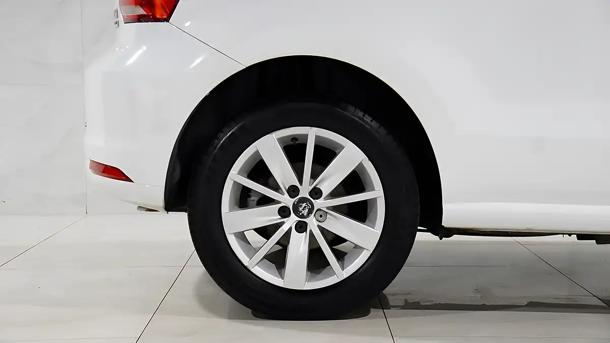 Used 2015 Volkswagen Polo Bluemotion Tech Se White - Interior and Exterior details 8