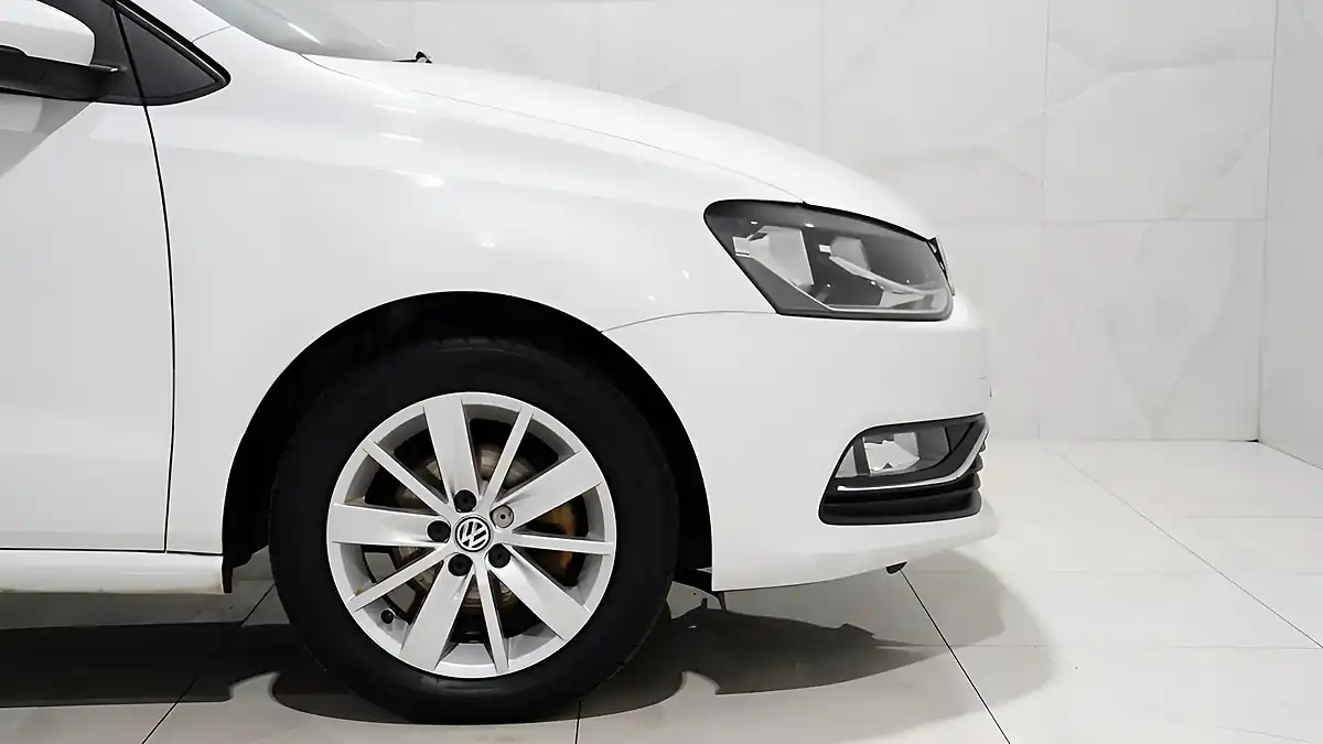 Used 2015 Volkswagen Polo Bluemotion Tech Se White - Interior and Exterior details 9