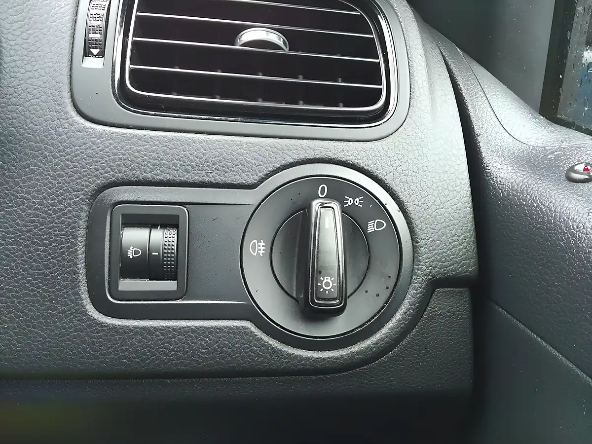Used 2015 Volkswagen Polo S Blue - Interior and Exterior details 15