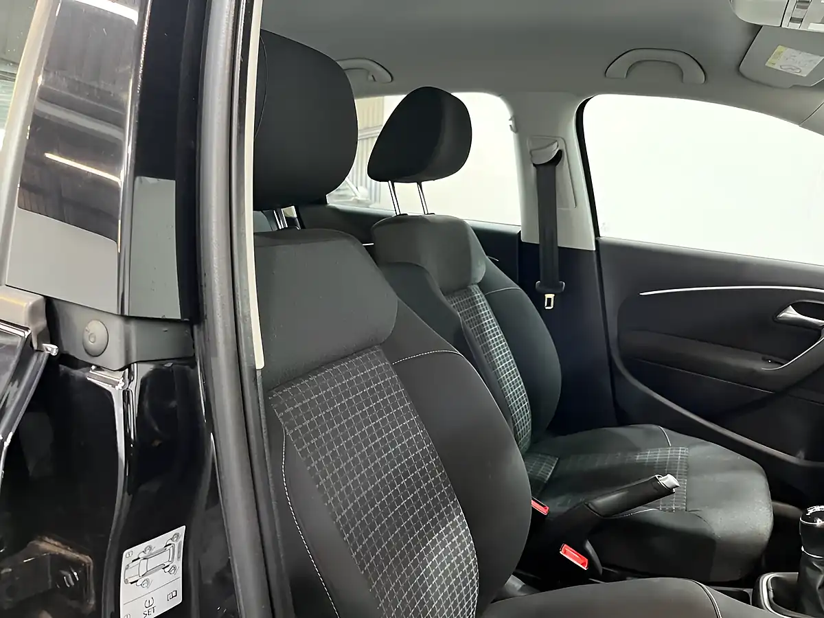 Used 2015 Volkswagen Polo Se Black - Interior and Exterior details 17
