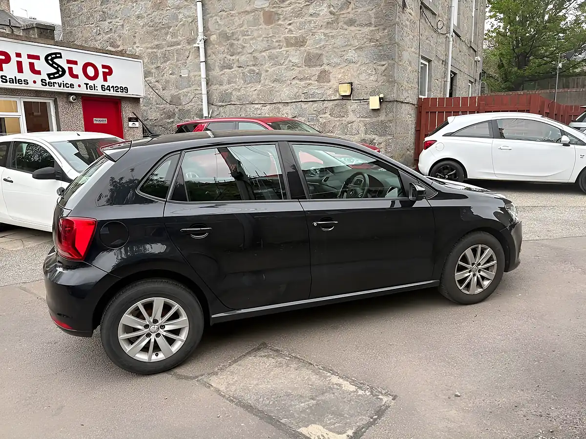 Used 2015 Volkswagen Polo Se Black - Interior and Exterior details 7
