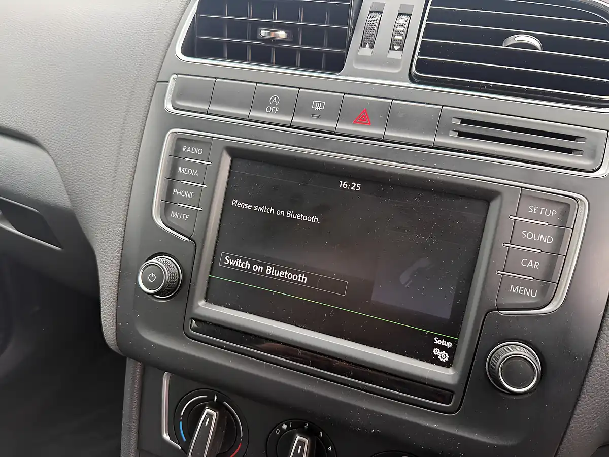 Used 2015 Volkswagen Polo Se Blue Silk Metallic - Interior and Exterior details 20
