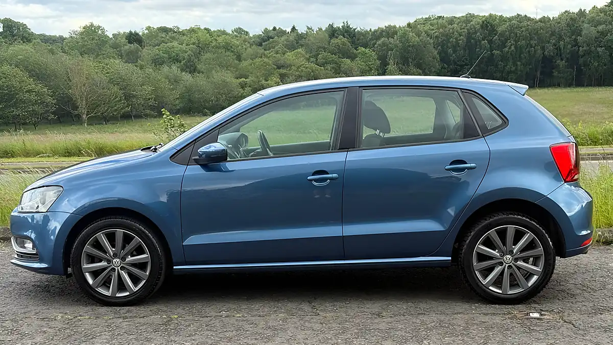 Used 2015 Volkswagen Polo Se Blue Silk Metallic - Interior and Exterior details 8