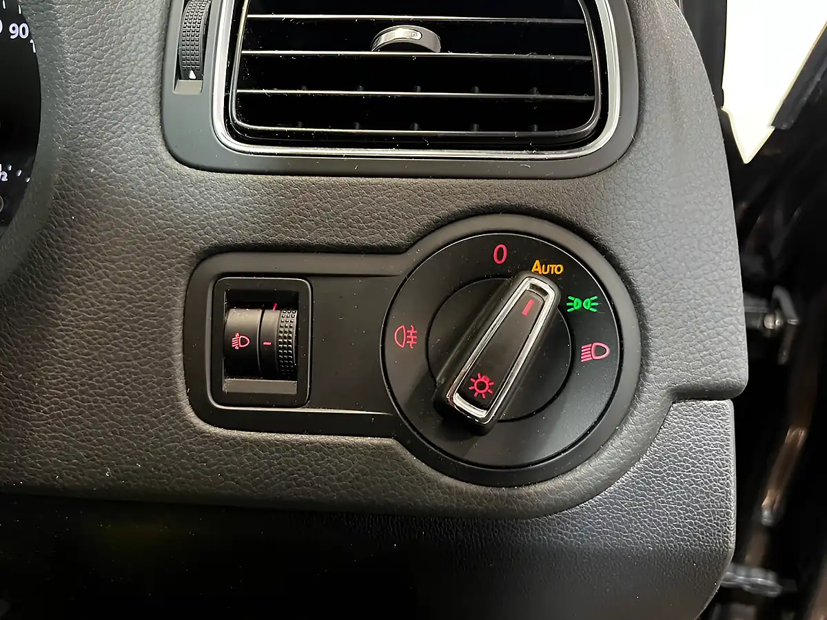 Used 2015 Volkswagen Polo Se Brown - Interior and Exterior details 12