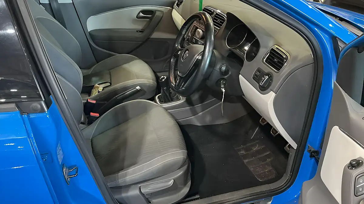 Used 2015 Volkswagen Polo Se Design Blue - Interior and Exterior details 12