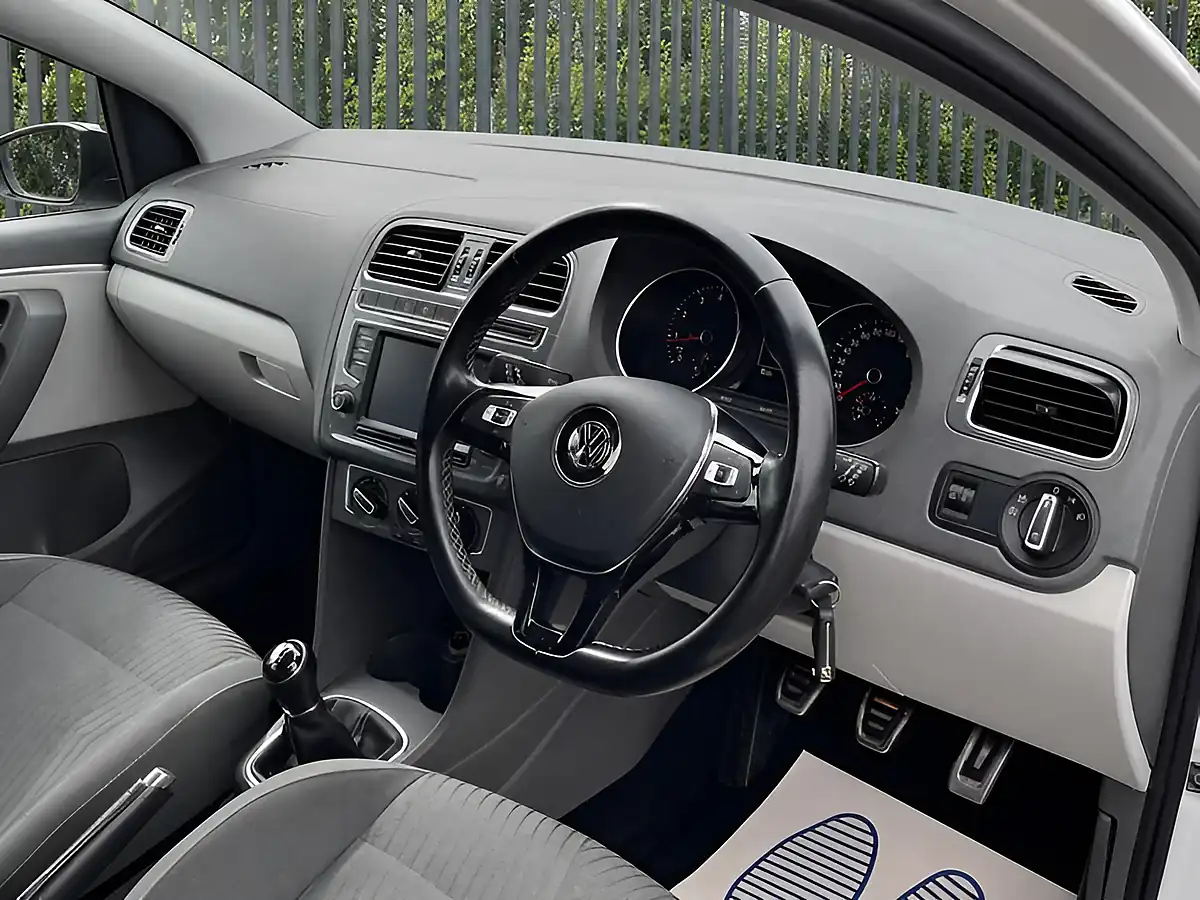 Used 2015 Volkswagen Polo Se Design White - Interior and Exterior details 14