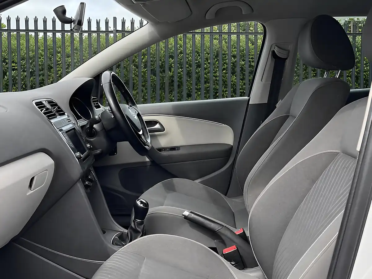 Used 2015 Volkswagen Polo Se Design White - Interior and Exterior details 15