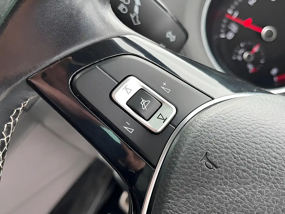 Used 2015 Volkswagen Polo Se Design White - Interior and Exterior details 19