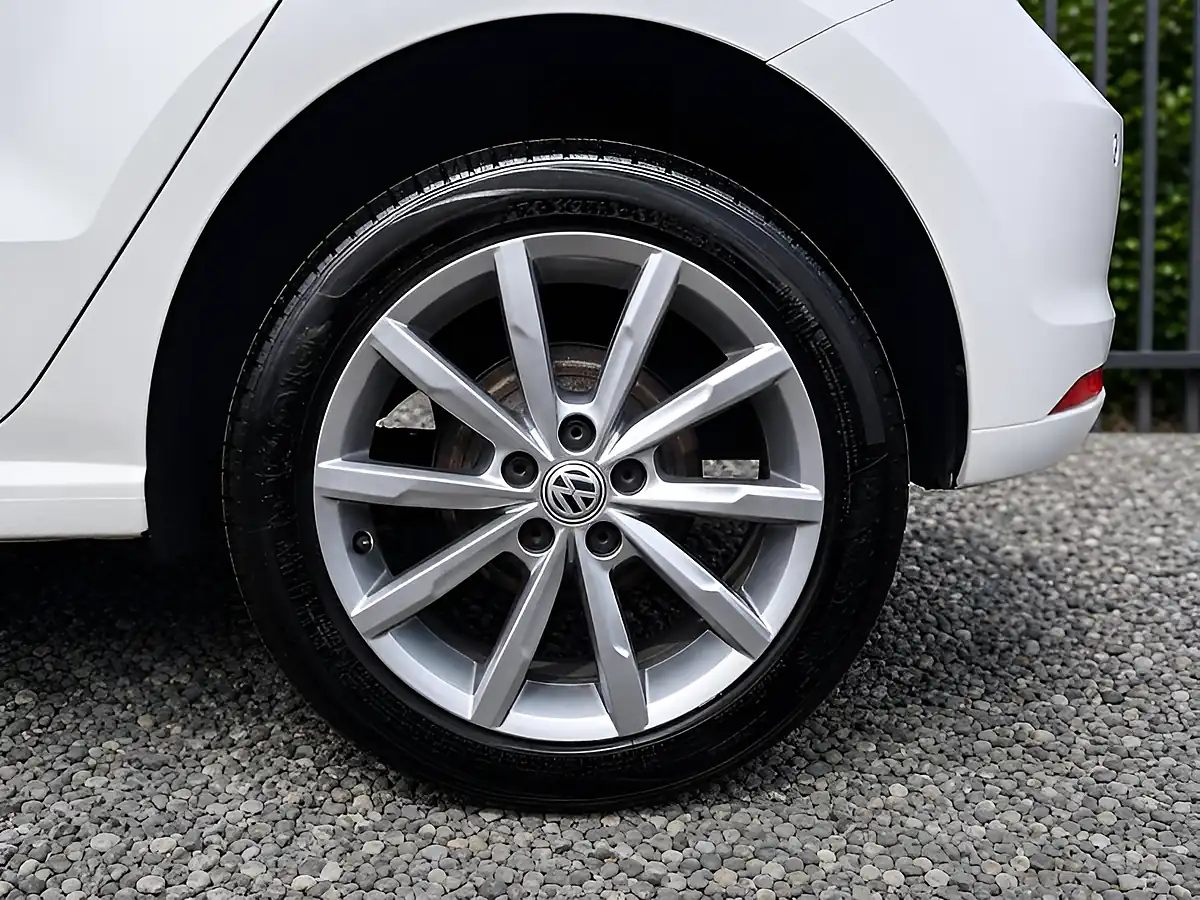 Used 2015 Volkswagen Polo Se Design White - Interior and Exterior details 9