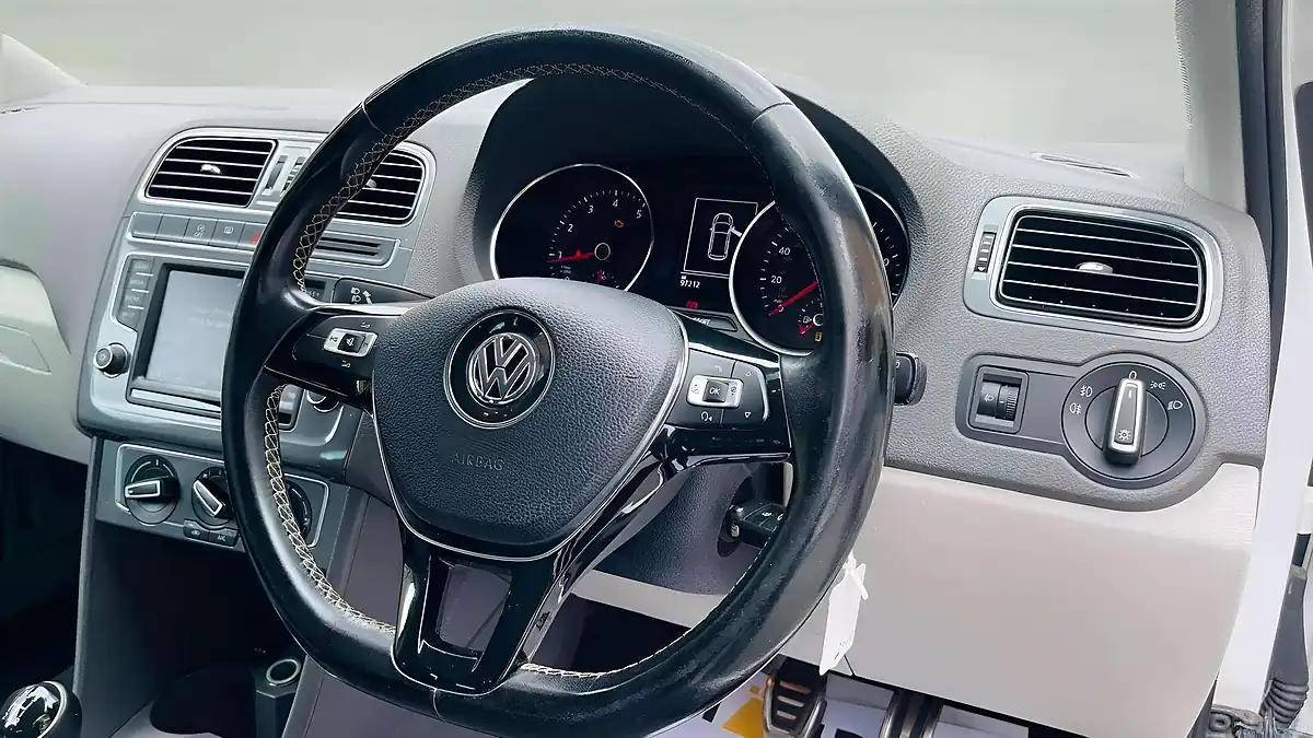 Used 2015 Volkswagen Polo Se Design White - Interior and Exterior details 11