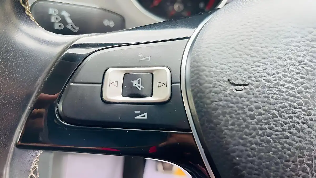 Used 2015 Volkswagen Polo Se Design White - Interior and Exterior details 12