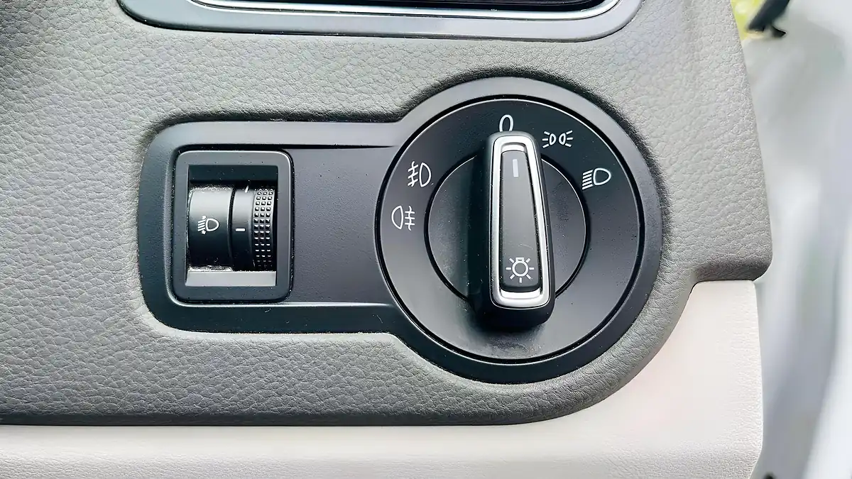 Used 2015 Volkswagen Polo Se Design White - Interior and Exterior details 15