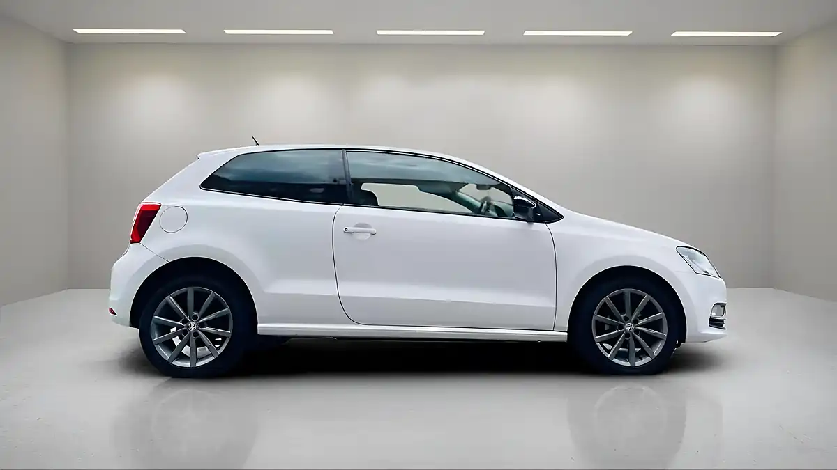 Used 2015 Volkswagen Polo Se Design White - Interior and Exterior details 4