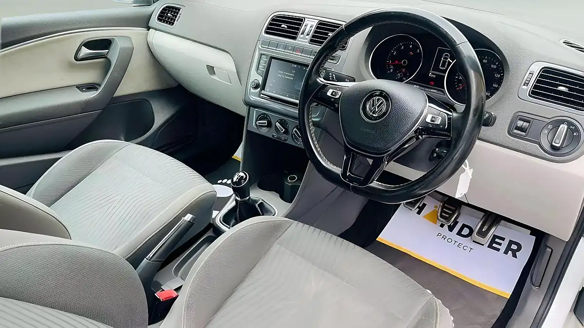 Used 2015 Volkswagen Polo Se Design White - Interior and Exterior details 6