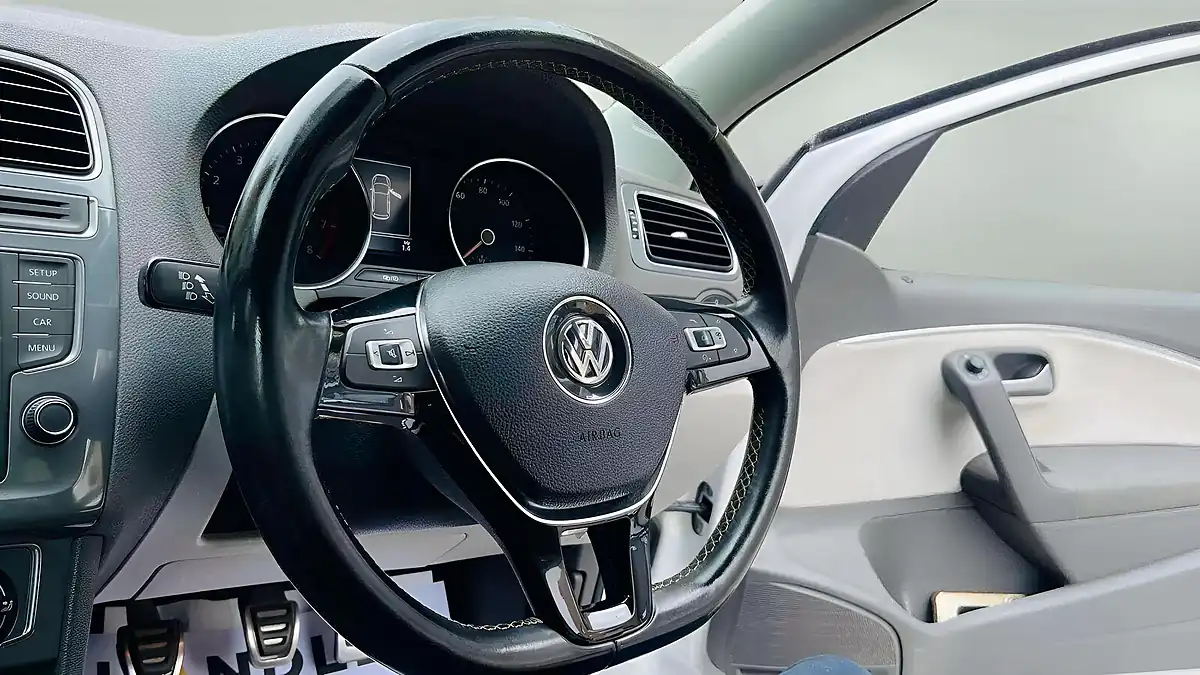 Used 2015 Volkswagen Polo Se Design White - Interior and Exterior details 7