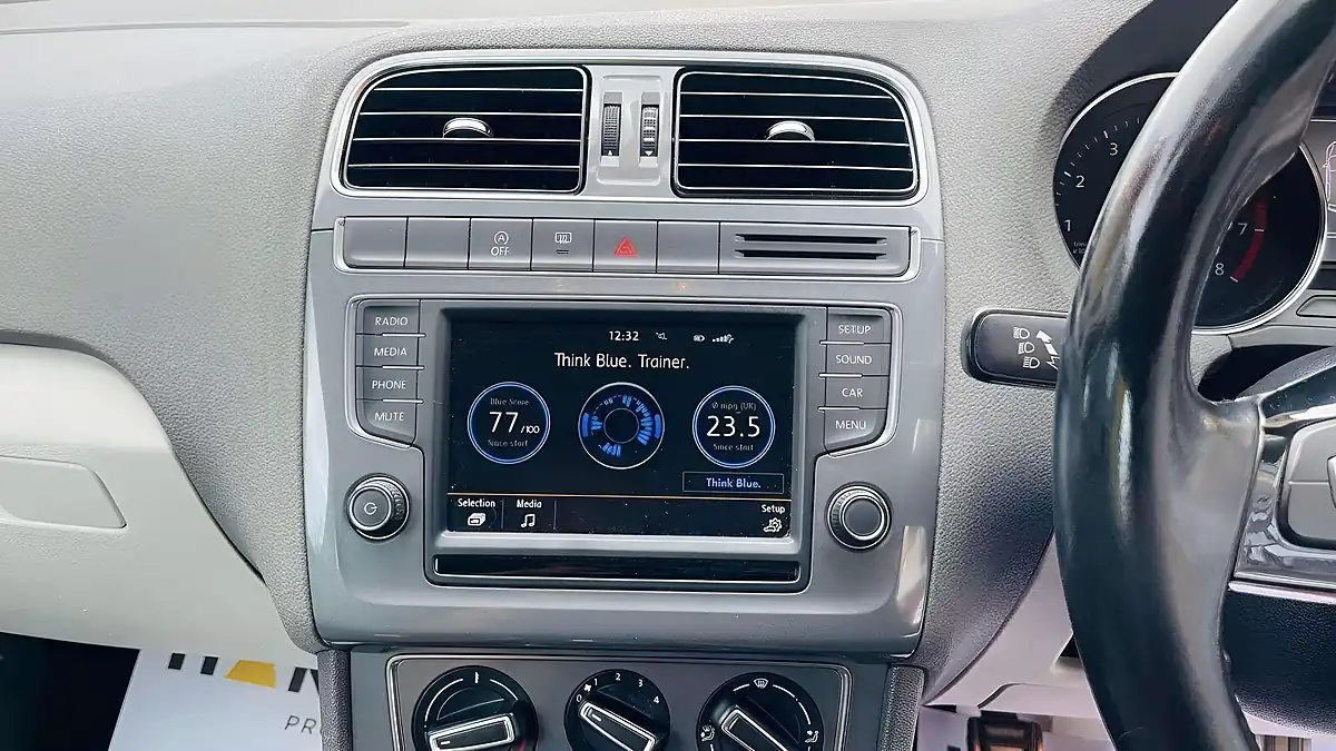 Used 2015 Volkswagen Polo Se Design White - Interior and Exterior details 9