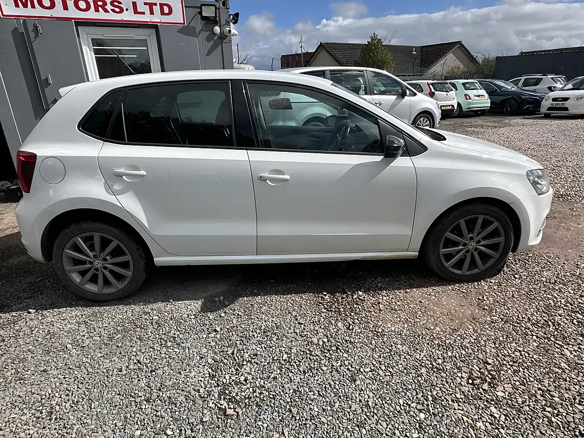 Used 2015 Volkswagen Polo Se Design White - Interior and Exterior details 14