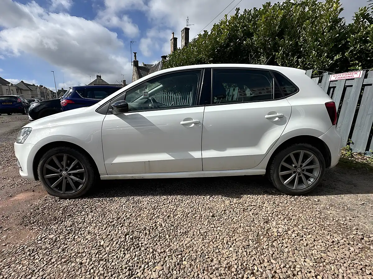 Used 2015 Volkswagen Polo Se Design White - Interior and Exterior details 7