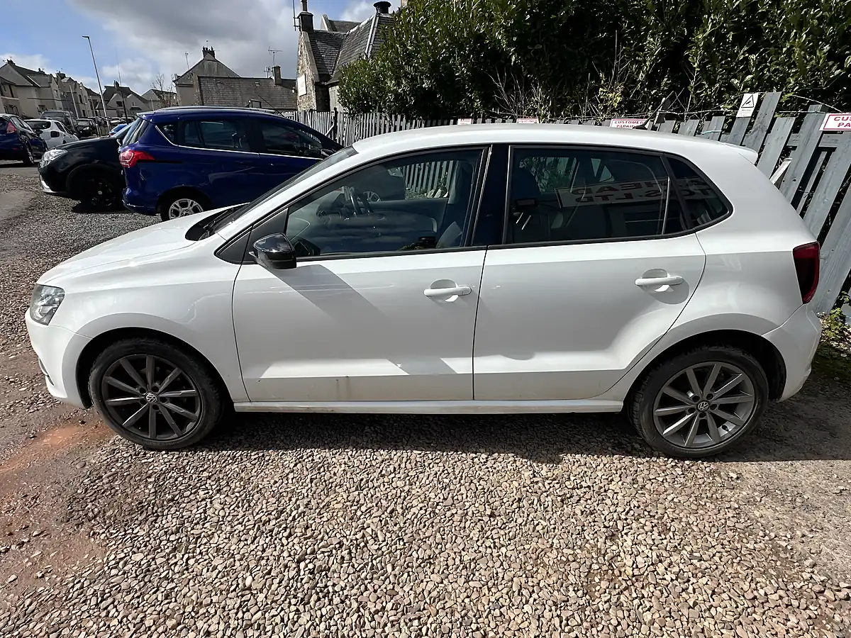 Used 2015 Volkswagen Polo Se Design White - Interior and Exterior details 8