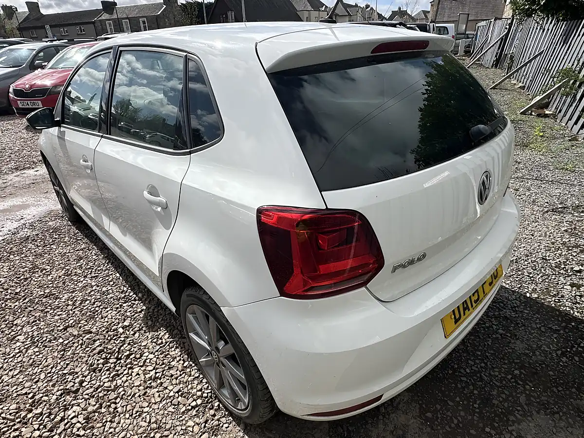 Used 2015 Volkswagen Polo Se Design White - Interior and Exterior details 9