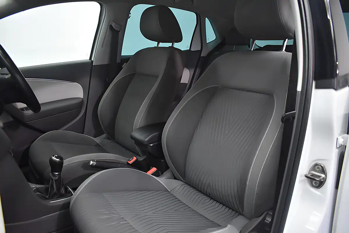 Used 2015 Volkswagen Polo Se Design White - Interior and Exterior details 10