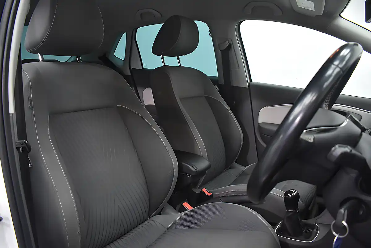 Used 2015 Volkswagen Polo Se Design White - Interior and Exterior details 17