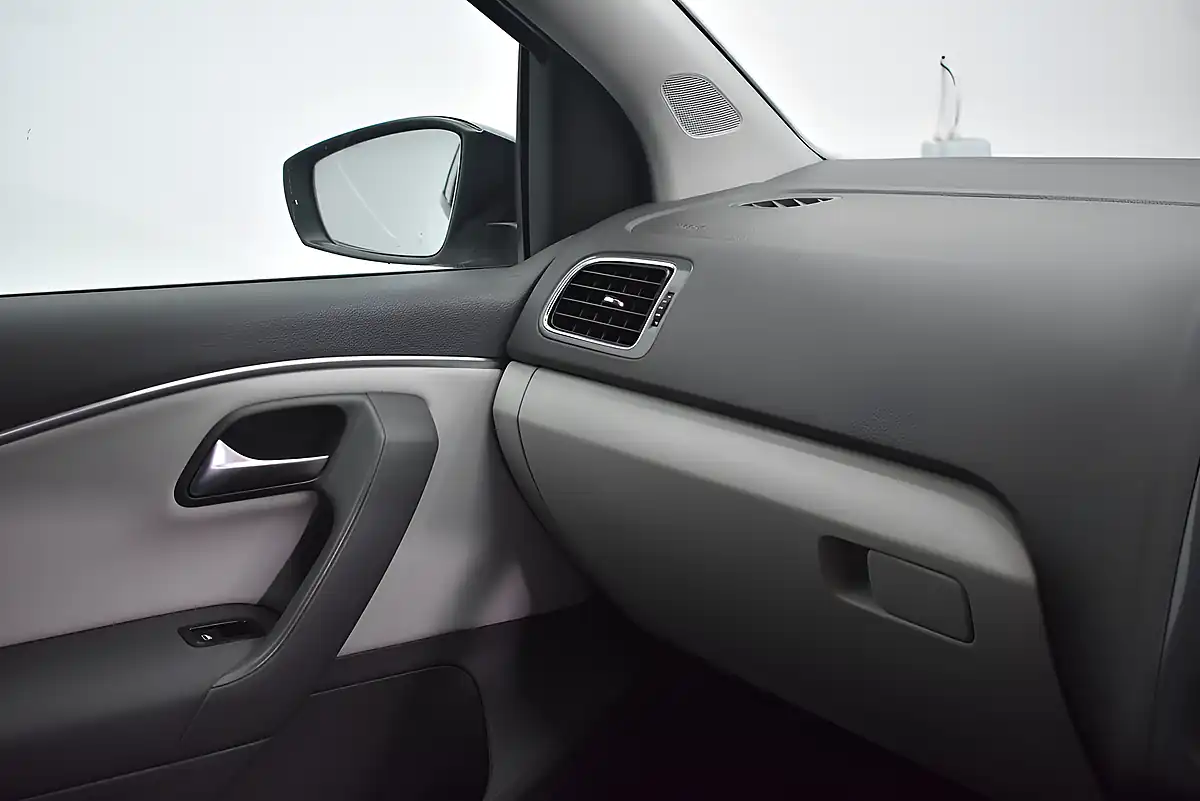 Used 2015 Volkswagen Polo Se Design White - Interior and Exterior details 19