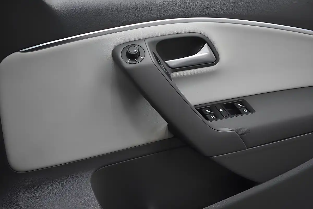 Used 2015 Volkswagen Polo Se Design White - Interior and Exterior details 20