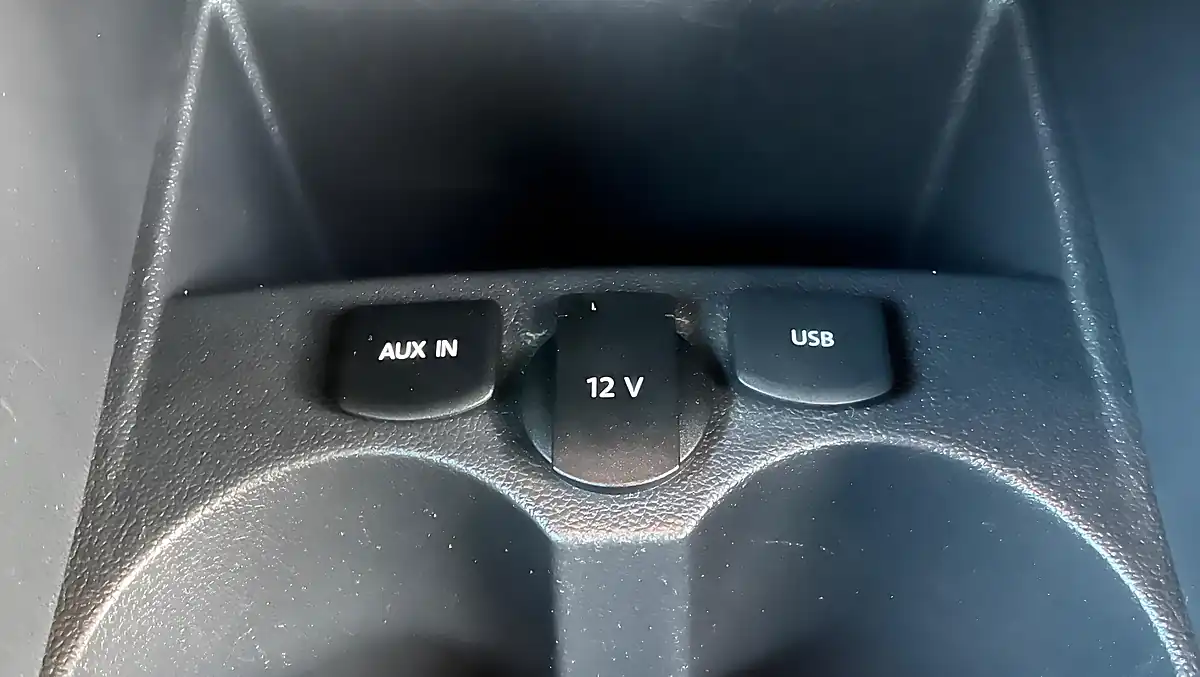 Used 2015 Volkswagen Polo Se Red - Interior and Exterior details 18