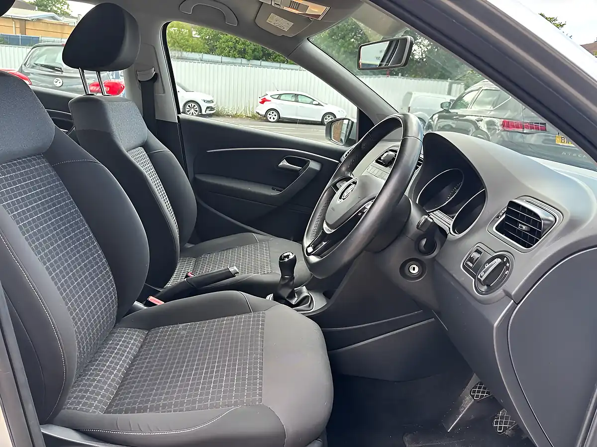Used 2015 Volkswagen Polo Se Silver - Interior and Exterior details 10