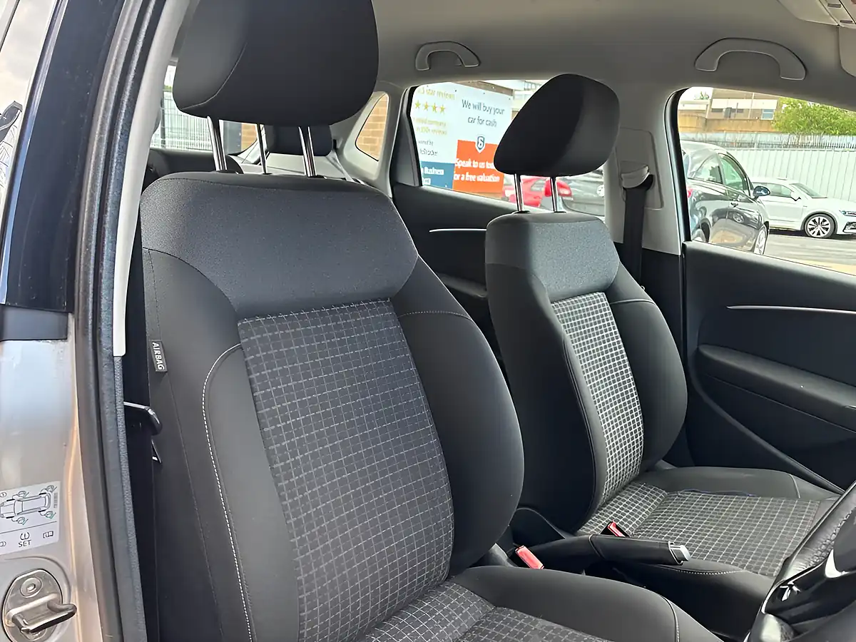 Used 2015 Volkswagen Polo Se Silver - Interior and Exterior details 11