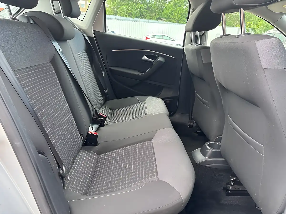 Used 2015 Volkswagen Polo Se Silver - Interior and Exterior details 12
