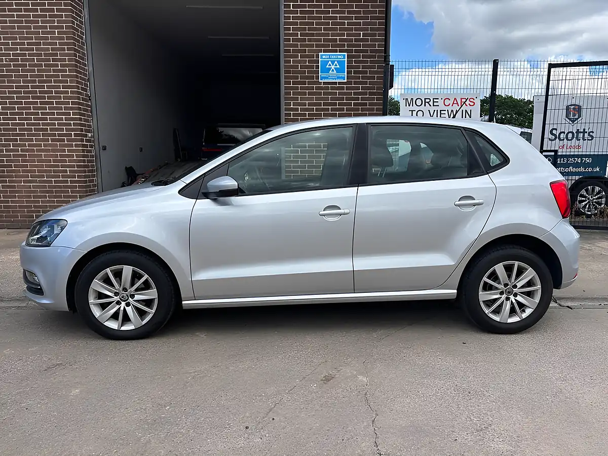Used 2015 Volkswagen Polo Se Silver - Interior and Exterior details 4