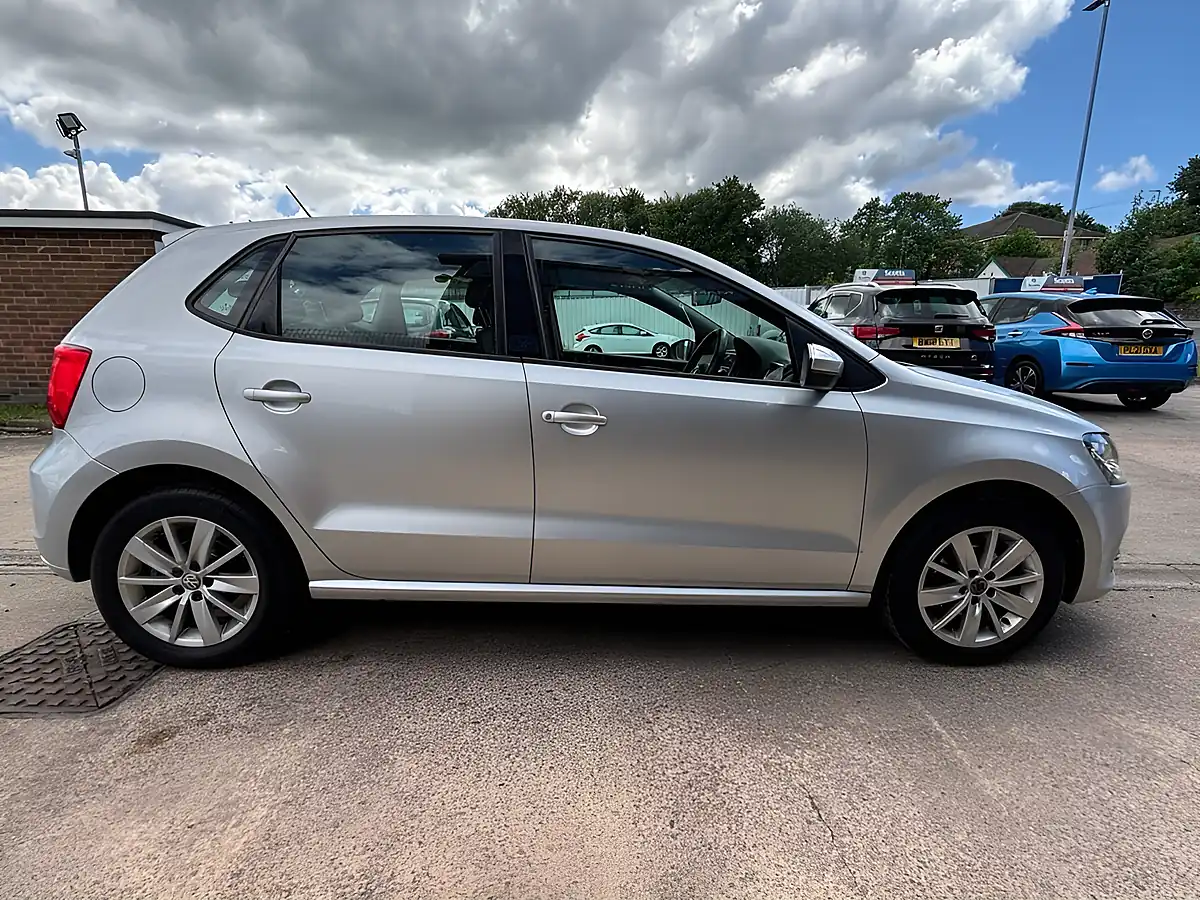 Used 2015 Volkswagen Polo Se Silver - Interior and Exterior details 8
