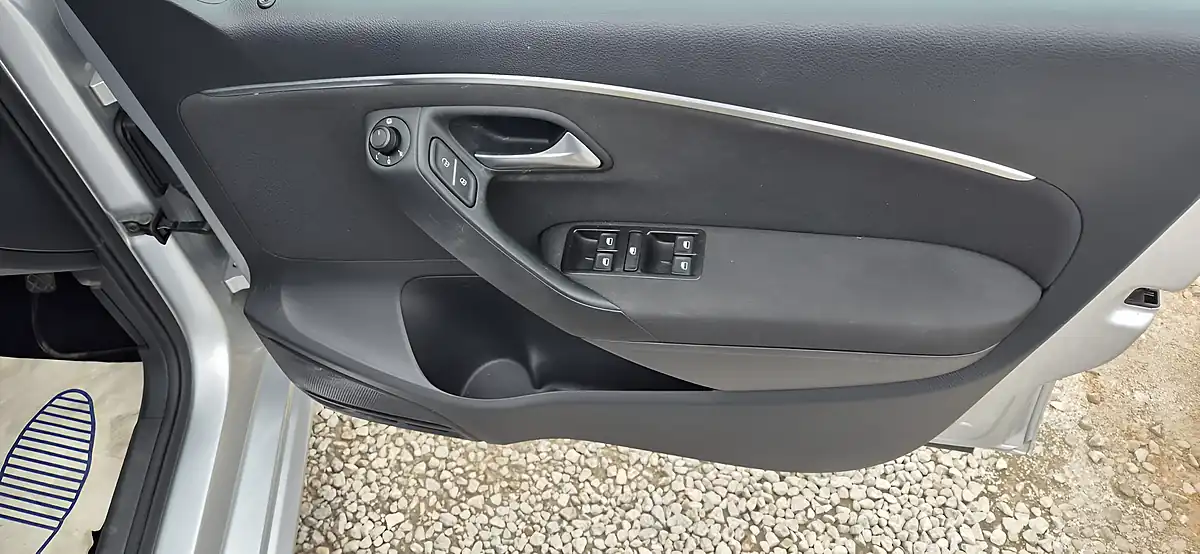 Used 2015 Volkswagen Polo Se Silver - Interior and Exterior details 10