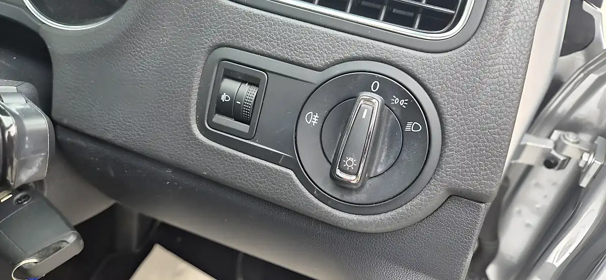 Used 2015 Volkswagen Polo Se Silver - Interior and Exterior details 11